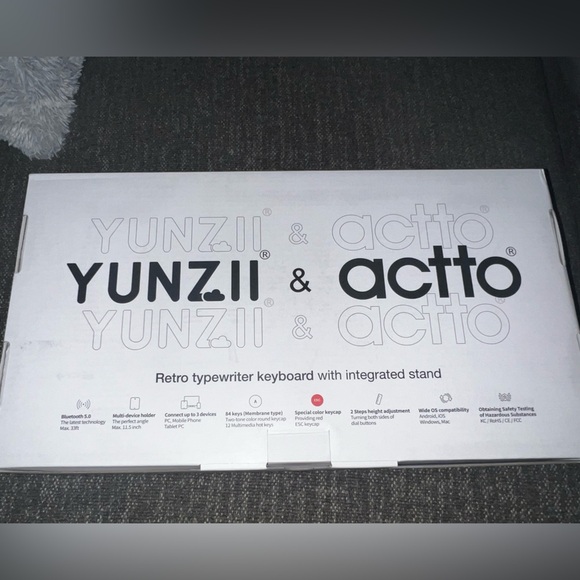 NIB Retro Wireless Typewriter Keyboard - Picture 6 of 12